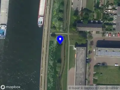 Brandweer met grote spoed naar de Kanaaldijk West in Breukelen vanwege personen te water