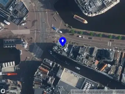 Ambulance met grote spoed naar de Amstel in Amsterdam