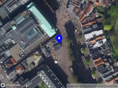 Ambulance met gepaste spoed naar de Vismarkt in Leiden