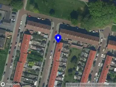 Ambulance met grote spoed naar de Van der Poelstraat in Velsen-Noord