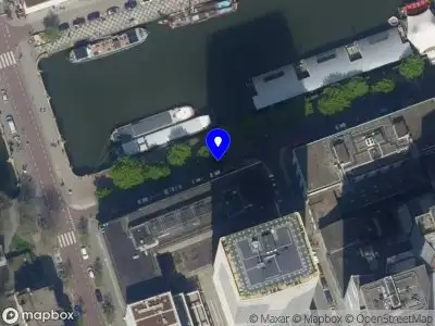 Ambulance met gepaste spoed naar de Wijnhaven in Rotterdam