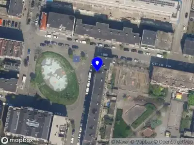 Ambulance met grote spoed naar de Frederiksplein in Rotterdam