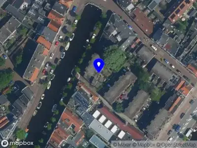 Ambulance en brandweer met grote spoed naar de H.J. Habrakenhof in Haarlem vanwege gebouwbrand