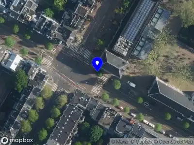 Ambulance met gepaste spoed naar de Plantage Middenlaan in Amsterdam