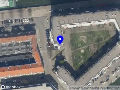 Ambulance met grote spoed naar de Koopvaardijhof in Rotterdam