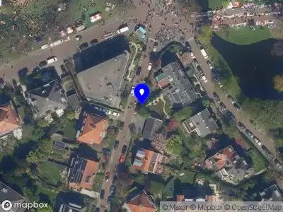 Ambulance met grote spoed naar de Merulaweg in Rotterdam