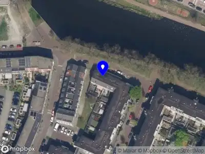 Ambulance met gepaste spoed naar de Zwaanshalskade in Rotterdam