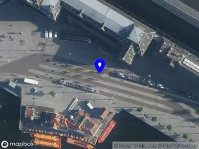 Brandweer met gepaste spoed naar de Stationsplein in Amsterdam