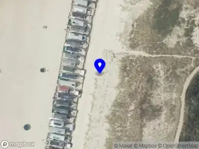 Traumahelikopter met grote spoed naar de Strand Egmond aan Zee in Egmond aan Zee