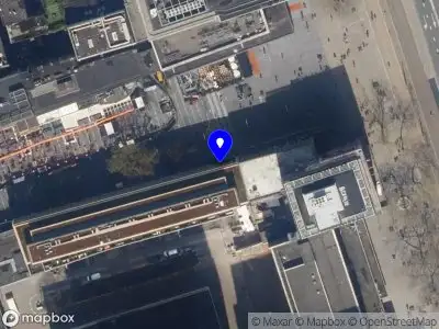 Ambulance met gepaste spoed naar de Stadhuisplein in Rotterdam