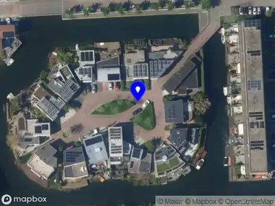 Ambulance met grote spoed naar de Rietveldplan in Zoetermeer