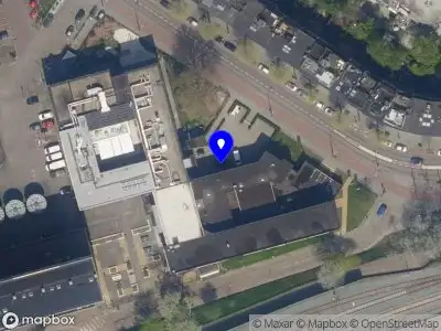 Ambulance met grote spoed naar de Stationssingel in Rotterdam