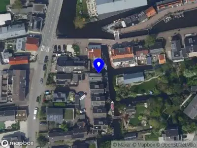 Ambulance met grote spoed naar de Noordeinde in Roelofarendsveen