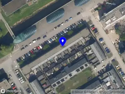 Ambulance met grote spoed naar de Burgemeester Honnerlage Gretelaan in Schiedam