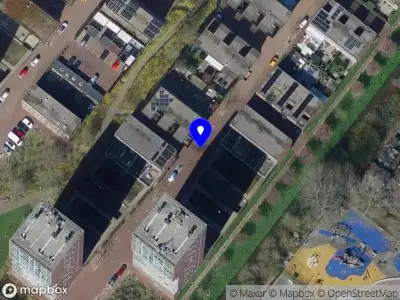 Ambulance met grote spoed naar de Zonnebaarsstraat in Hoogvliet Rotterdam