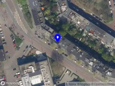 Ambulance met grote spoed naar de Stationssingel in Rotterdam