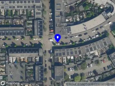 Ambulance met grote spoed naar de Oostakkerstraat in Amsterdam