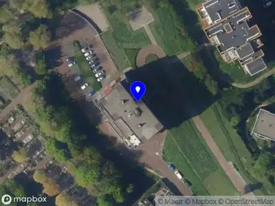 Ambulance met grote spoed naar de Burgemeester Nederbragtpark in Voorburg