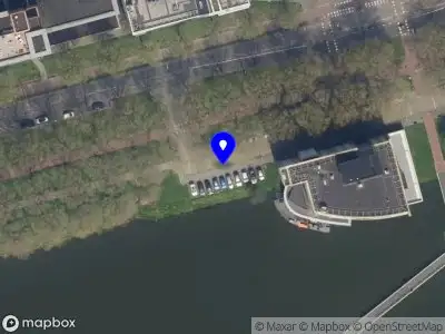 Ambulance met grote spoed naar de Prinsenlaan in Rotterdam