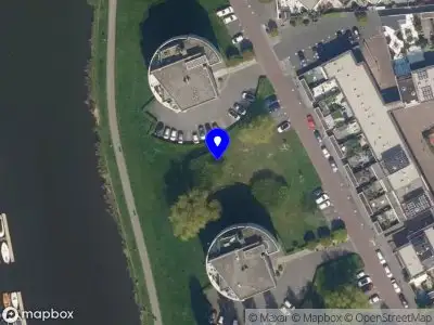 Ambulance met gepaste spoed naar de Joke Smitkade in Vlaardingen