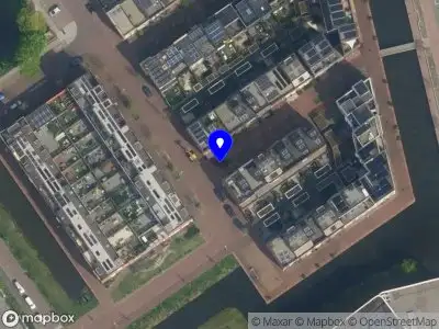 Ambulance met grote spoed naar de Gravin Margarethastraat in Delft