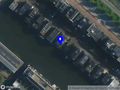 Ambulance met grote spoed naar de Ad Windighof in Amsterdam