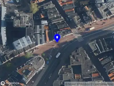 Ambulance met gepaste spoed naar de Hekelveld in Amsterdam