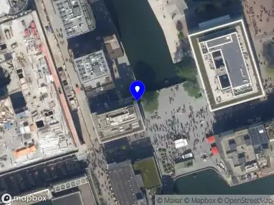 Ambulance met grote spoed naar de Vlasmarkt in Rotterdam