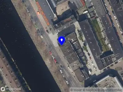 Ambulance met grote spoed naar de Aelbrechtskade in Rotterdam