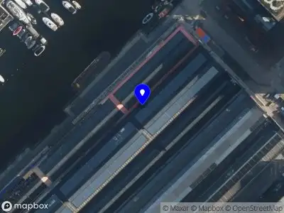 Ambulance met grote spoed naar de VOC-kade in Amsterdam