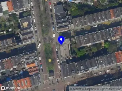 Ambulance met grote spoed naar de Claes de Vrieselaan in Rotterdam