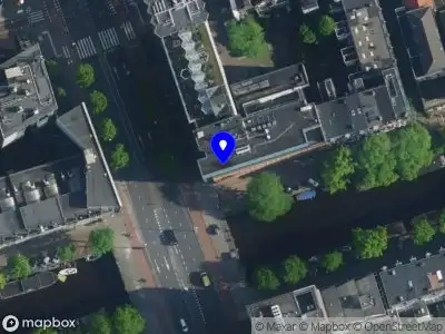 Ambulance met gepaste spoed naar de Weesperstraat in Amsterdam