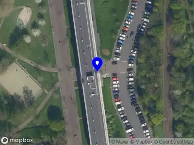Ambulance met grote spoed naar de Bachplein in Schiedam