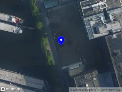 Ambulance met grote spoed naar de Minervahavenweg in Amsterdam