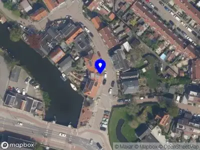 Ambulance met grote spoed naar de Bergse Linker Rottekade in Rotterdam