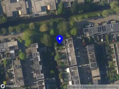 Ambulance met gepaste spoed naar de Aaltje Noordewierlaan in Leiden