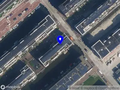 Ambulance met grote spoed naar de Narva-eiland in Amsterdam