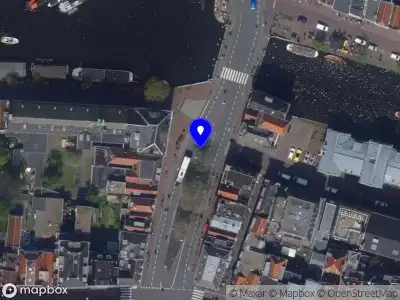 Ambulance met grote spoed naar de Kort Rapenburg in Leiden