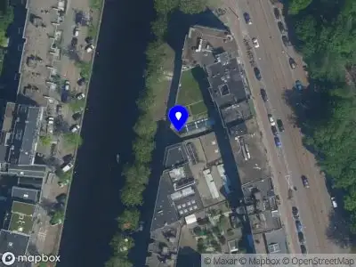 Ambulance met grote spoed naar de Schinkelhavenkade in Amsterdam