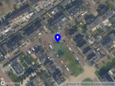 Ambulance met grote spoed naar de Voomberghplantsoen in Maasdijk