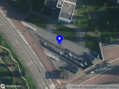 Ambulance met grote spoed naar de Veemkade in Amsterdam