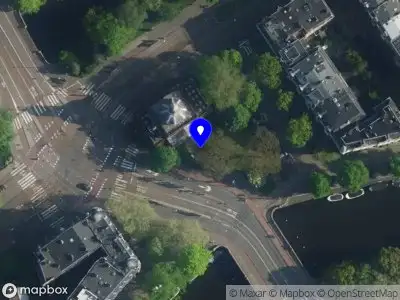 Ambulance met gepaste spoed naar de Alexanderplein in Amsterdam