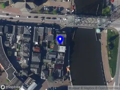 Politie met grote spoed naar de Barendstraat in Boskoop vanwege personen te water