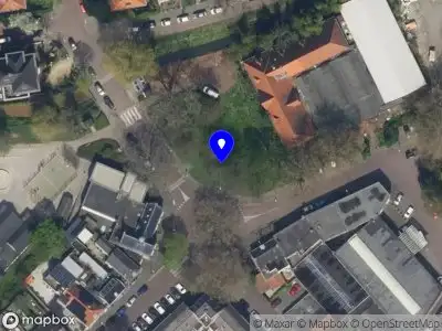 Ambulance met grote spoed naar de Plein Emaus in Vlaardingen