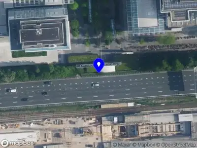 Ambulance met grote spoed naar de Zuidplein in Amsterdam