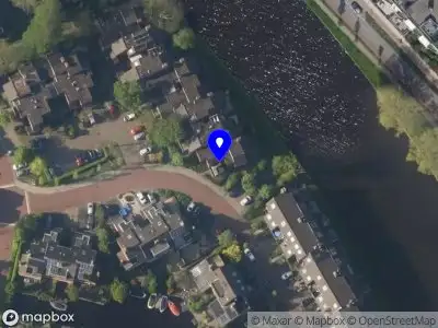 Ambulance met grote spoed naar de Troelstraplein in Leiden