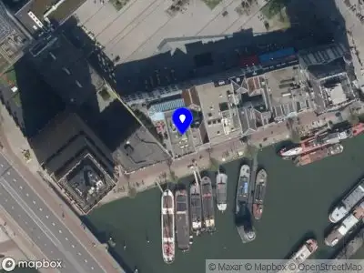 Ambulance met grote spoed naar de Wijnhaven in Rotterdam