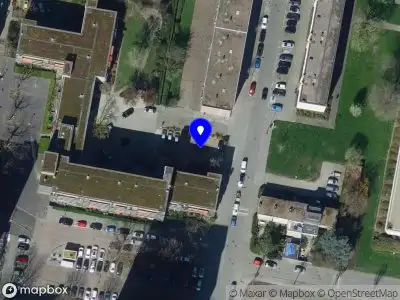 Ambulance met grote spoed naar de Middelharnishof in Rotterdam