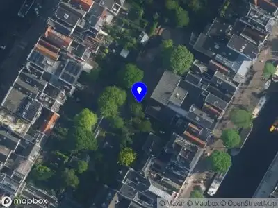 Ambulance met grote spoed naar de Langestraat in Amsterdam
