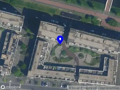 Ambulance met grote spoed naar de Willem Augustinstraat in Amsterdam